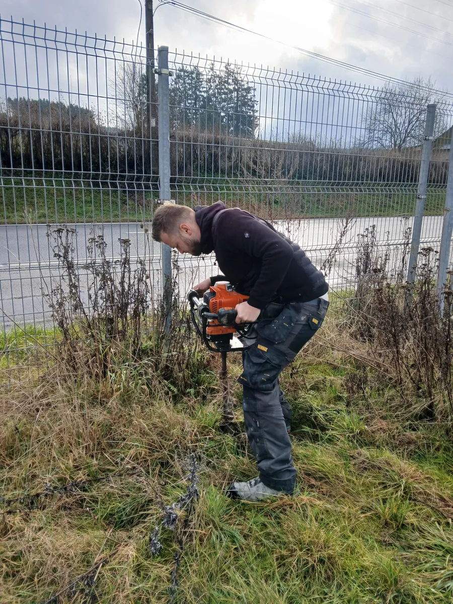 Stéphane Wilkin réalisant un test de perméabilité en Ardennes belges